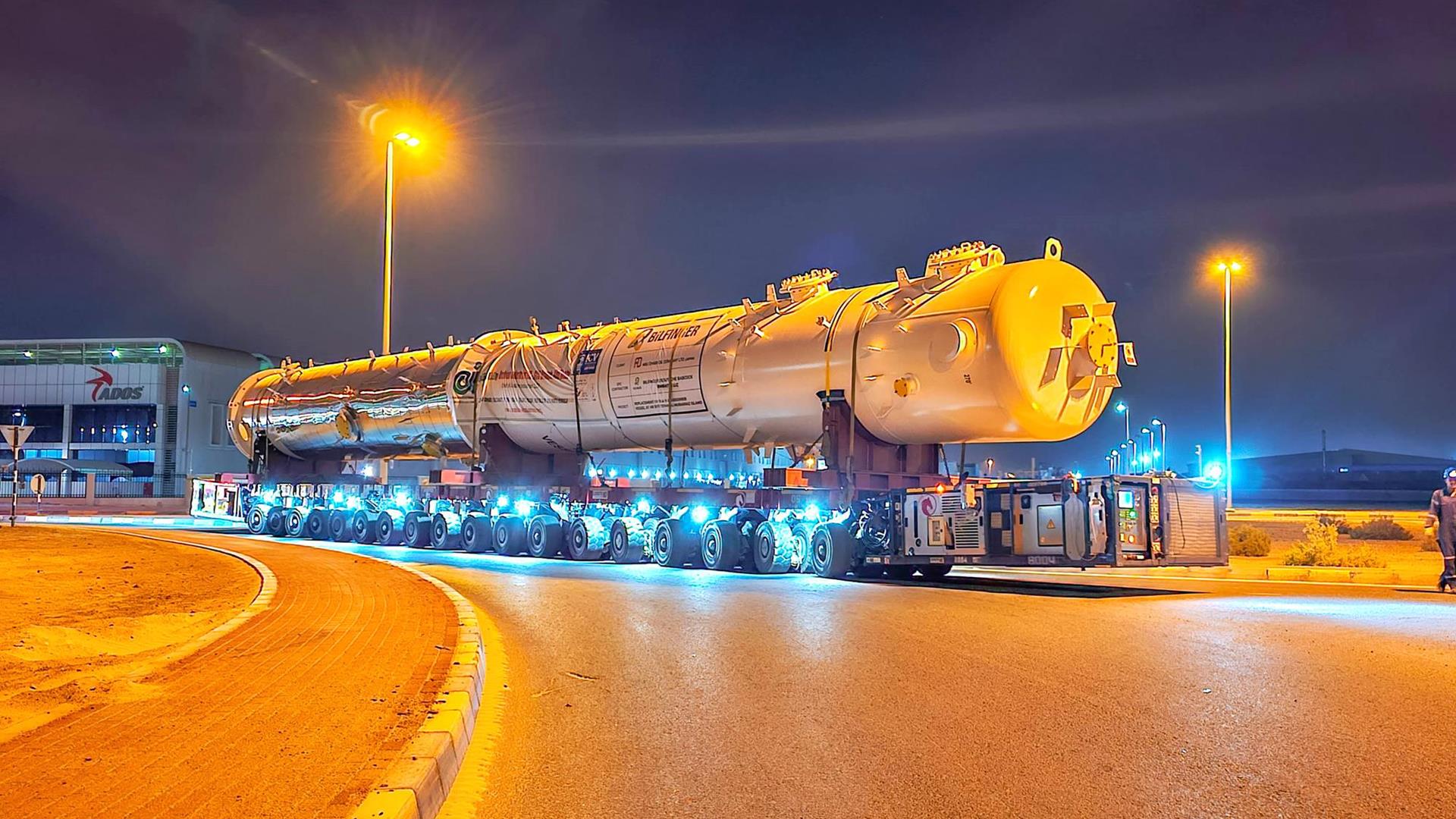 Al Faris transporte une cuve de 30 mètres sur 18 lignes d'essieux SPMT