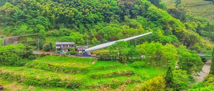 Mission de levage de pales dans les forêts japonaises