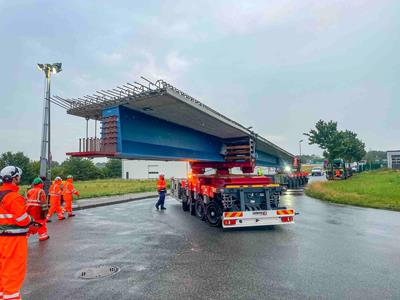 Segments de ponts transportés sur des véhicules SPMT dotés d’une technologie à tables tournantes