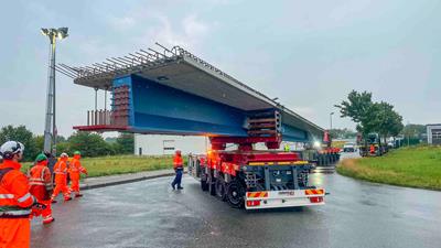 Les segments de pont déplacés sur un SPMT avec plaques tournantes