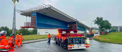 Segments de ponts transportés sur des véhicules SPMT dotés d’une technologie à tables tournantes