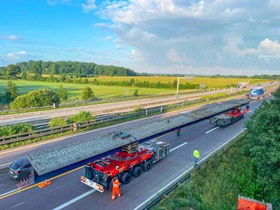 Segments de ponts transportés sur des véhicules SPMT dotés d’une technologie à tables tournantes