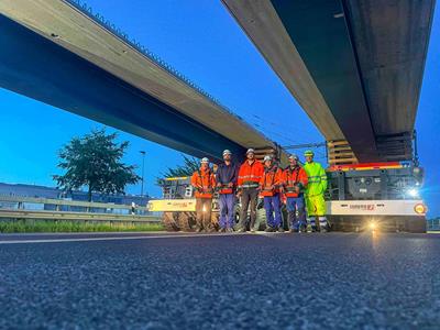 Segments de ponts transportés sur des véhicules SPMT dotés d’une technologie à tables tournantes