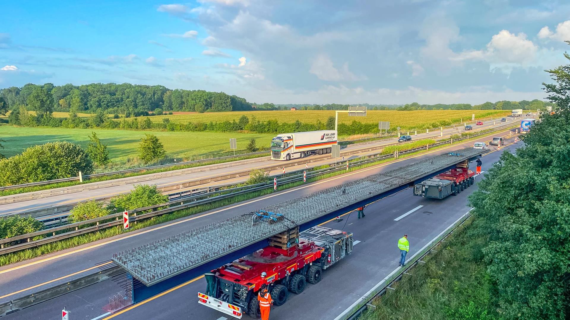 Les segments de pont déplacés sur un SPMT avec plaques tournantes