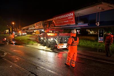 Segmenti di ponte trasportati su SPMT con la tecnologia della tavola girevole