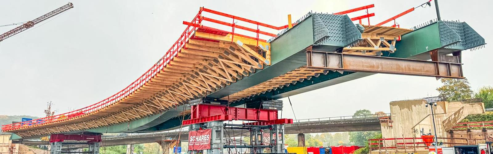 Millimeterarbeit mit neuer 450-Tonnen-Brücke