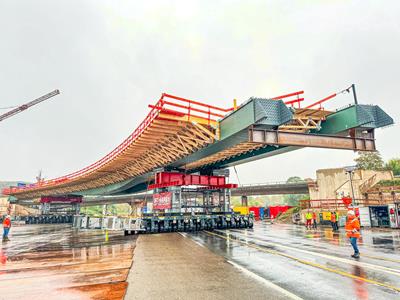Миллиметровая работа с новым 450-тонным мостом