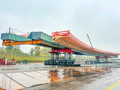Миллиметровая работа с новым 450-тонным мостом