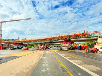 Миллиметровая работа с новым 450-тонным мостом