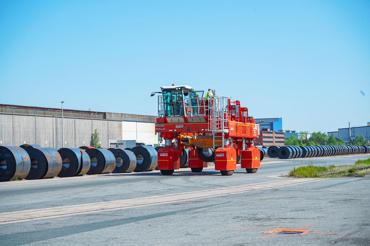 Straddle carrier to transport very long loads - Cometto MTH