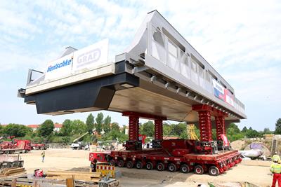 Für dieses Manöver koppelte Mammoet vier 10-Achs-Cometto-SPMT-Kombinationen im Side-by-Side-Modus zusammen.