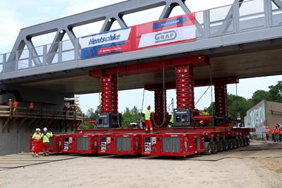 Für dieses Manöver koppelte Mammoet vier 10-Achs-Cometto-SPMT-Kombinationen im Side-by-Side-Modus zusammen.