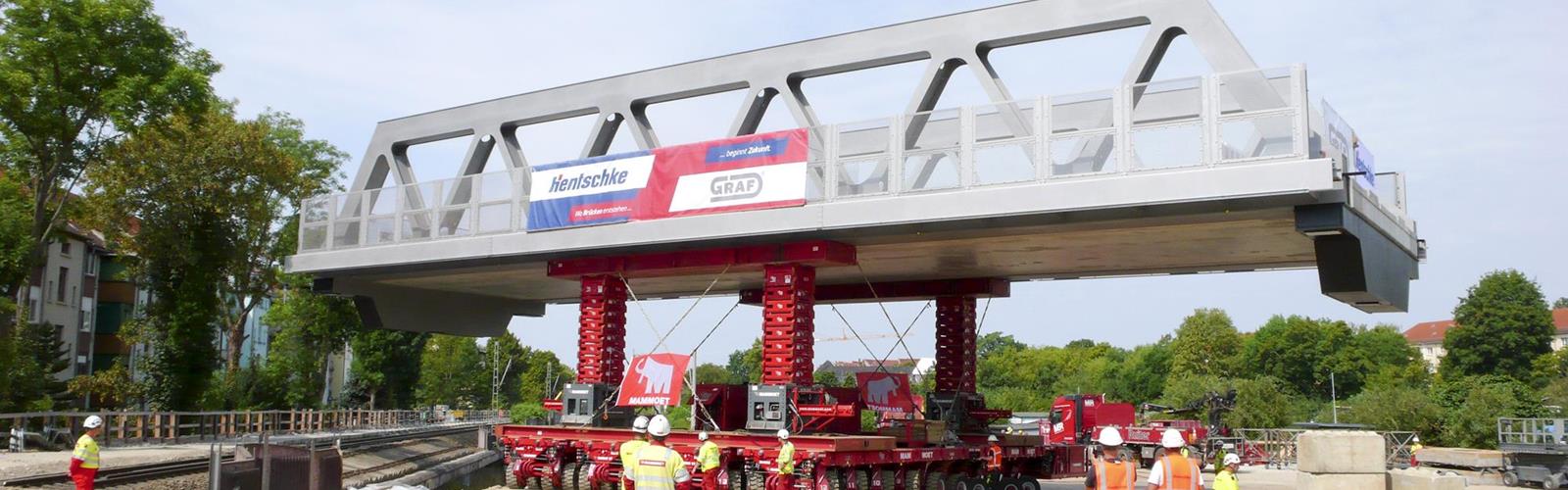 Mammoet coupled four 10-axle Cometto SPMT combinations side-by-side.