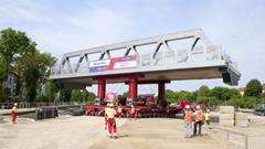 Mammoet coupled four 10-axle Cometto SPMT combinations side-by-side.