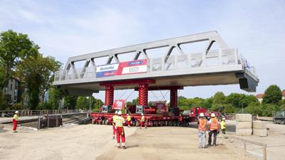 Mammoet coupled four 10-axle Cometto SPMT combinations side-by-side.