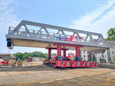 Für dieses Manöver koppelte Mammoet vier 10-Achs-Cometto-SPMT-Kombinationen im Side-by-Side-Modus zusammen.