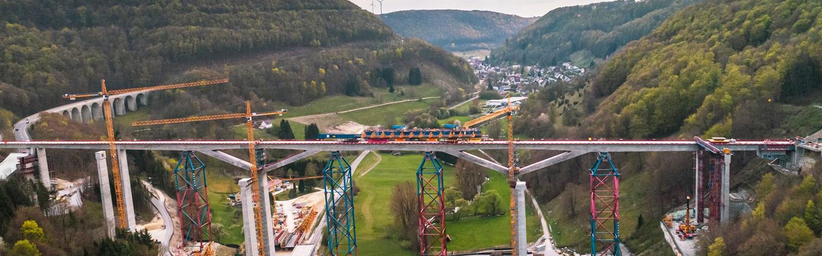 The erection of the 485 m-long Filstal Bridge represents a milestone.