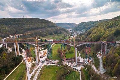 L'erezione del Filstal Bridge, lungo 485 m, rappresenta una pietra miliare.