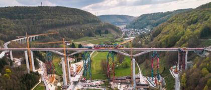 L'erezione del Filstal Bridge, lungo 485 m, rappresenta una pietra miliare.