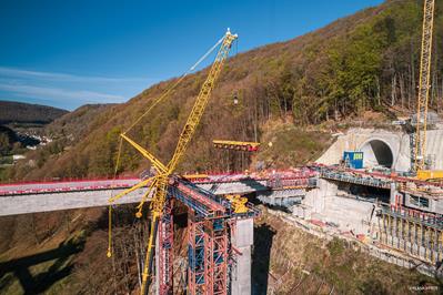 Lifting of the 6-axle MSPE self-propelled modular transporters from Wiesbauer with the crane on the Stuttgart side
