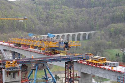 Formwork carriage shortly before beeing handed over to the 6-axle MSPE self-propelled modular transporter