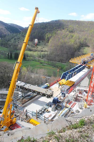 Hochheben des 6-Achs MSPE-Selbstfahrer von Krebs mit dem Kran auf der Ulmer Seite