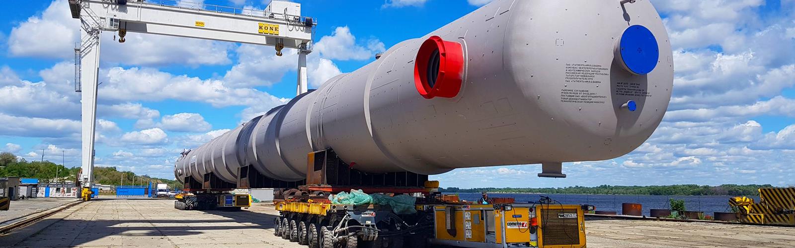 La carga pesada tenía un peso de aproximadamente 300 t y sus dimensiones eran igual de impresionantes, con una longitud de 70,4 m y un diámetro de casi 5 m.
