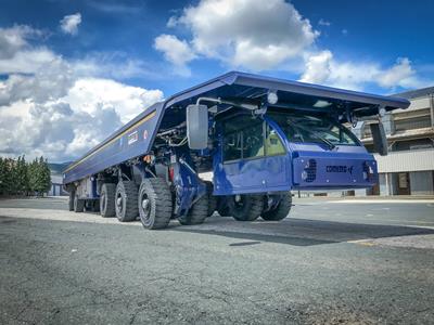 Der ETL 5/4E ist ein Stahlwerkfahrzeug mit niedrigem Kabinenprofil, das sich unter die Palette bewegen und Lasten vor Ort transportieren kann.