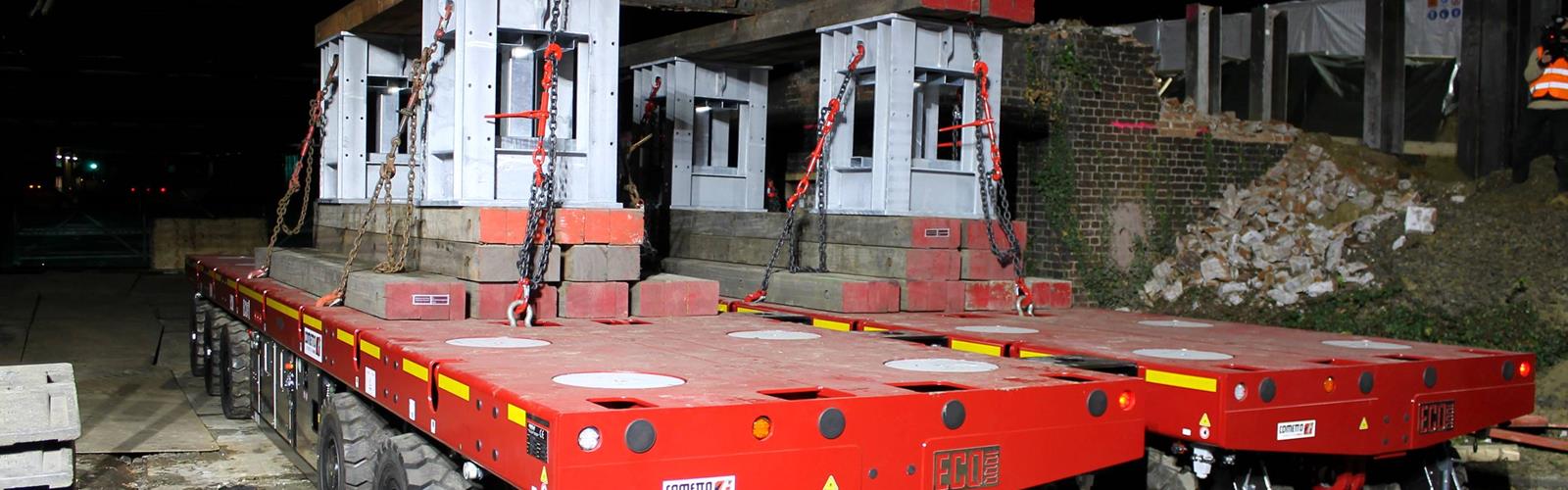 I due semoventi a 6 assi nella combinazione side-by-side in abbinamento elettronico si sono rivelati la soluzione di trasporto ideale per il sollevamento di ponti.