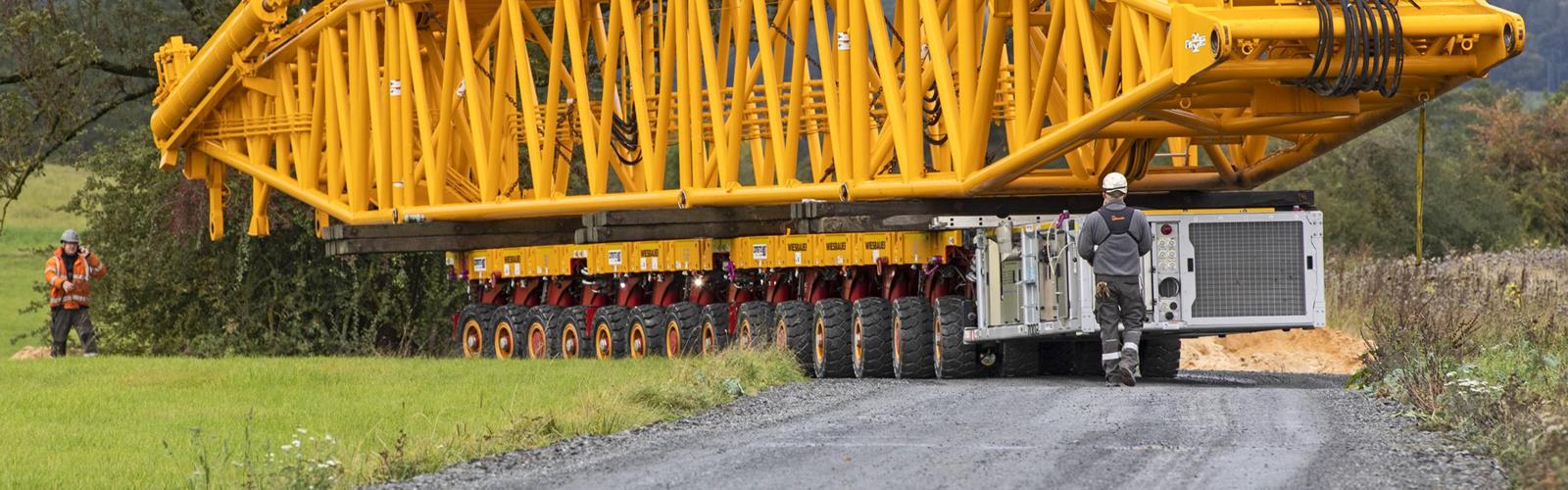 For this task, Wiesbauer used its Cometto MSPE self-propelled vehicles in a 14-axle combination, onto which the 42 metre-long derrick mast with a dead weight of 60 tonnes was loaded.