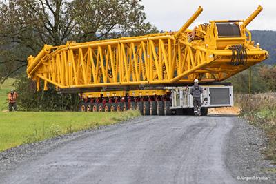 For this task, Wiesbauer used its Cometto MSPE self-propelled vehicles in a 14-axle combination, onto which the 42 metre-long derrick mast with a dead weight of 60 tonnes was loaded.