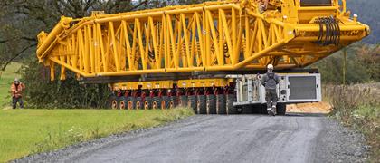 Wiesbauer a utilisé son véhicule automoteur Cometto MSPE à 14 essieux pour accomplir cette tâche. Le derrick (mât) d’une longueur de 42 m et d’un poids propre de 60 t y était chargé dessus.