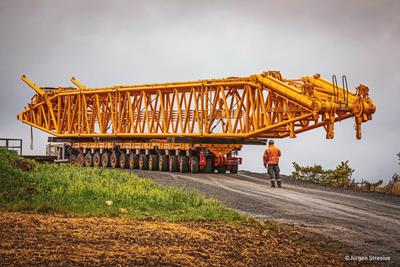 La combinación se abrió camino a paso lento, pero firme y parecía una gran mancha amarilla en el paisaje verde.