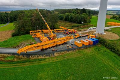 Un lavoro dietro l’altro. Questo vale anche per la gru cingolata a traliccio Liebherr LR11000 della ditta Wiesbauer, che doveva essere spostata nel parco eolico di Rugendorf.