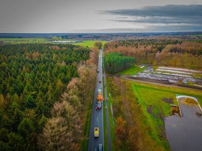 Die Wahl fiel auf eine 18-Achs SPMT Kombination, da die 4,5 Kilometer lange Strecke mit maximal 12 Tonnen Achslinienlast befahren werden darf.