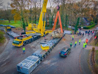 Der Findling nimmt bei der Neugestaltung des zentralen Hauptplatzes in Hüven eine zentrale Rolle ein.