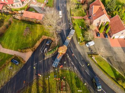 Con la ayuda de la dirección del camión y el desplazamiento diagonal, la combinación de 29,30 metros de longitud se posicionó de forma precisa en la vía.