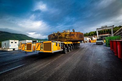 Calabrese Autogru s.r.l. from Torino was given the task to transport the larger components of the tunnel boring machine from the South entrance of the tunnel “Santa Lucia” to the new motorway section