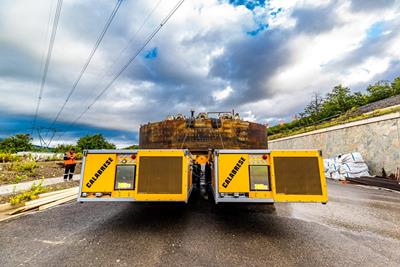 El complejo terreno pudo ser fácilmente superado gracias a las ideales características todo terreno del SPMT y a la alta maniobrabilidad lograda por el uso de un sistema de dirección electrónico con u