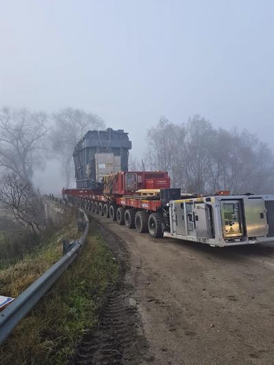 Fagioli used a 20 axle lines SPMT by Cometto for the transport from transshipment area up to site.