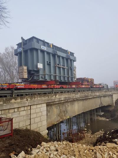 It was necessary to reinforce a bridge for the passage of the SPMT convoy.