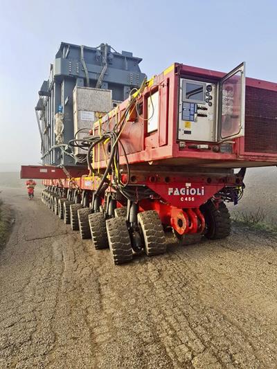 Le niveau de la route était vraiment difficile et pouvait être géré grâce aux essieux pendulaires du transporteur modulaire automoteur SPMT de Cometto.