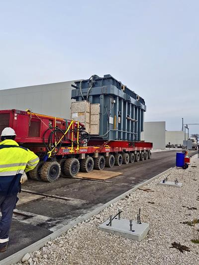 Once at the power station, the transformer was stored and a jacking down operation performed with jacks allowed the item to be lowered at ground level.