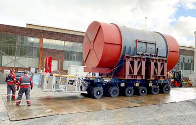 Einer der neuen selbstangetriebenen modularen Transporter SPMT mit 6 Achsen wurde jetzt eingesetzt, um einen 250 Tonnen schweren Generator zu befördern.