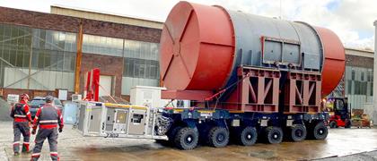 Einer der neuen selbstangetriebenen modularen Transporter SPMT mit 6 Achsen wurde jetzt eingesetzt, um einen 250 Tonnen schweren Generator zu befördern.