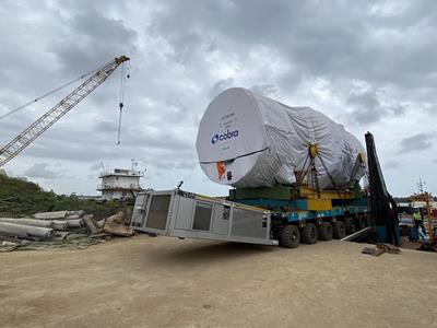 Ils commencent tout d’abord par la turbine de 361 tonnes. Un convoi SPMT formé de huit lignes d'essieux est couplé « side by side » avec d’autres véhicules pour résoudre cette mission.