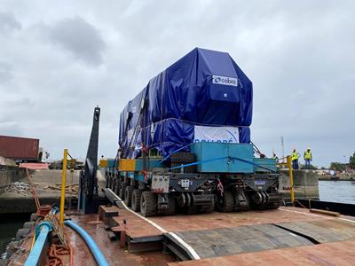 Das selbstfahrende SPMT Modul lädt auch den 295 Tonnen schweren Generator und fährt problemlos dieselbe Strecke ein zweites Mal.