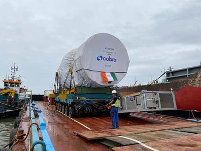 Después de un largo viaje, los elementos pesados llegan en barco y los especialistas de Bolloré y Marine Maroc los reciben para su descarga.