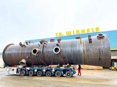 Tres columnas están listas para ser transportadas y los transportadores autopropulsados Cometto SPMT son los elegidos para realizar el trabajo