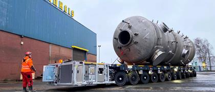 The task is to move three differently sized steel columns in a 2-file job from the production hall to the outdoor storage area.